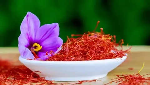 تصویر 2 از زعفران نگین خاتم صادراتی با عطر و رنگ بی‌ نظیر و بسته‌ بندی محافظت‌ شده